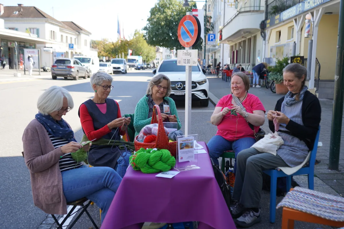 Man sieht fünf Frauen, die stricken.